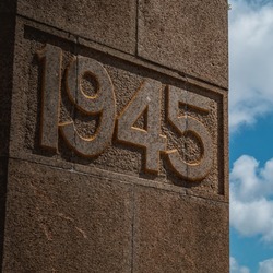 monument 3396608 128011